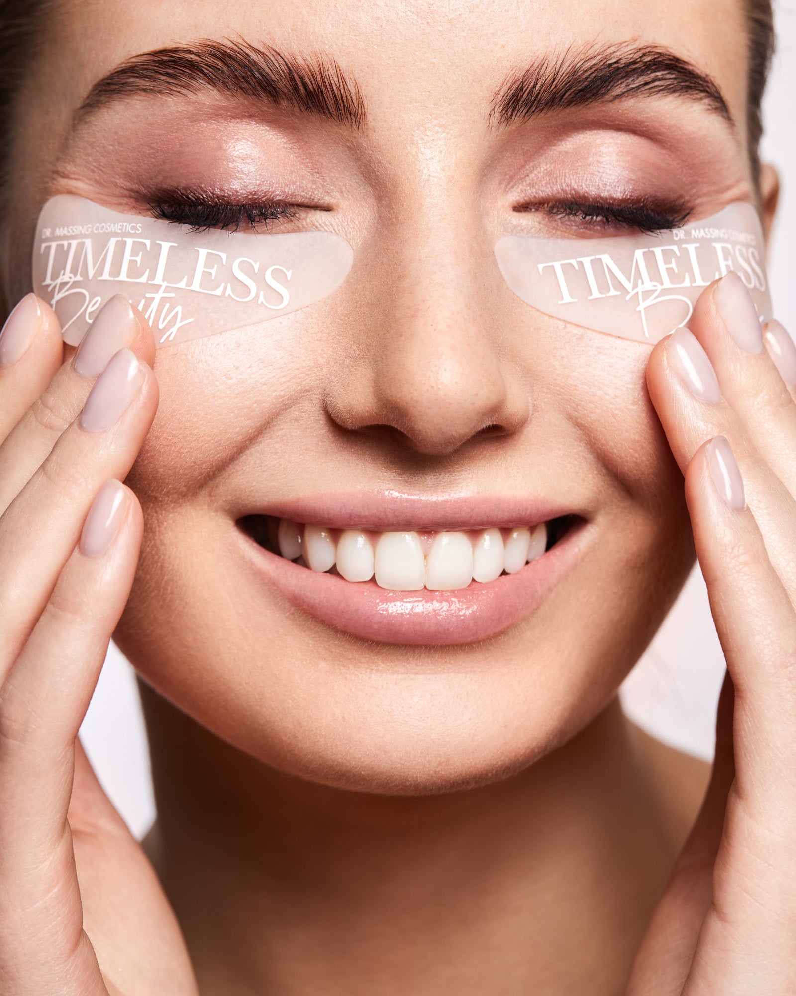 Dr. Massing Wiederverwendbare Augenpads Timeless Beauty - Lächelnde Frau