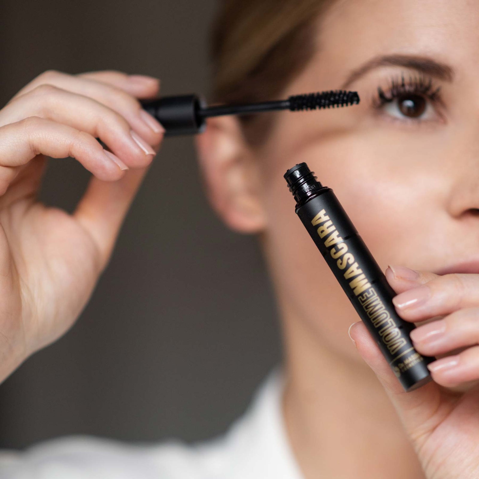 Anwendung Frau benutzt Dr. Massing Hyaluron Mascara Wimperntusche mit Hyaluronsäure